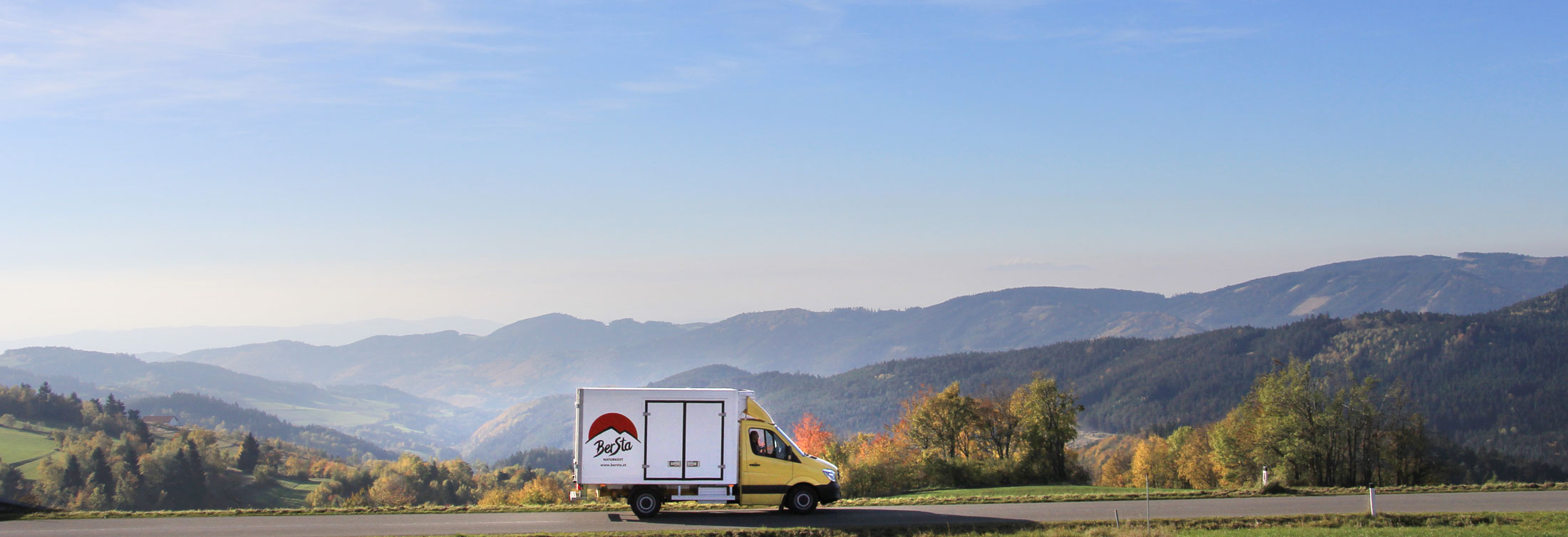 Lieferwagen von Bersta Naturkost vor Feldern