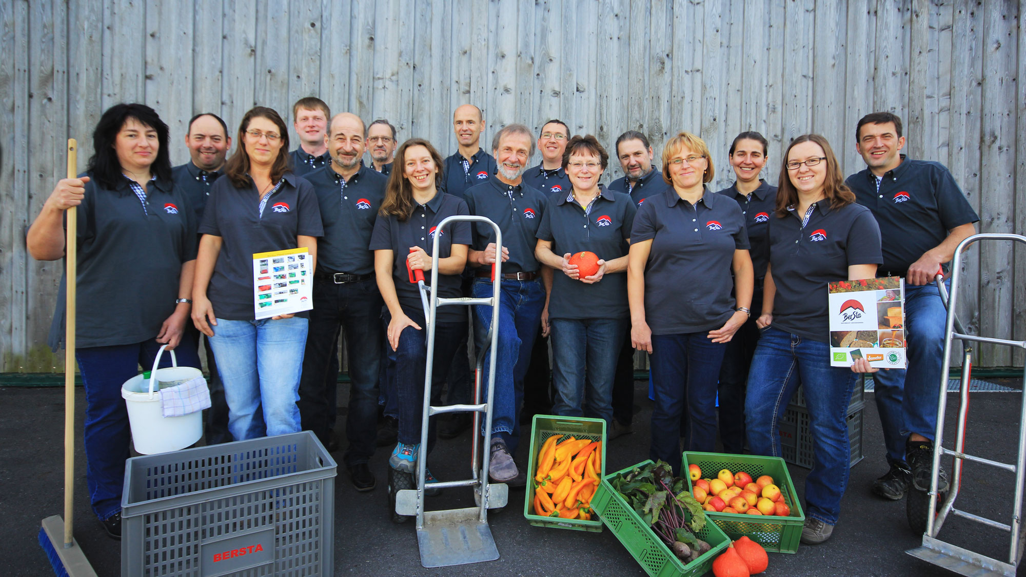 Das Team der BerSta Naturkost vor dem Betriebsgebäude